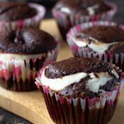 Czekoladowe muffiny z nadzieniem serowym