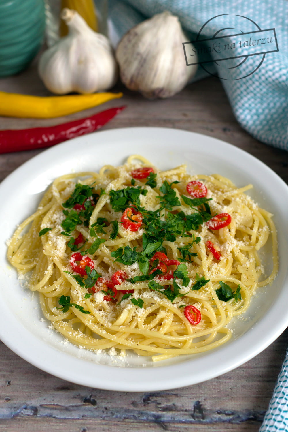 Spaghetti z czosnkiem, oliwą i chili (aglio olio peperoncino) Smaki na talerzu