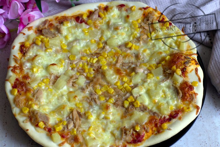 Pizza z tuńczykiem i ananasem Smaki na talerzu