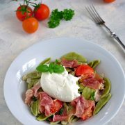 Makaron z burratą i prosciutto