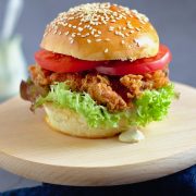 Kanapka a'la Zinger (burger z kurczakiem)