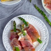 Grzanka ze szparagami, mozzarellą i szynką parmeńską