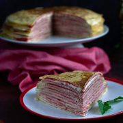 Tort naleśnikowy przekładany serowym oraz rabarbarowo-truskawkowym nadzieniem