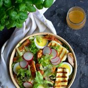 Sałatka z grillowanym kurczakiem i halloumi