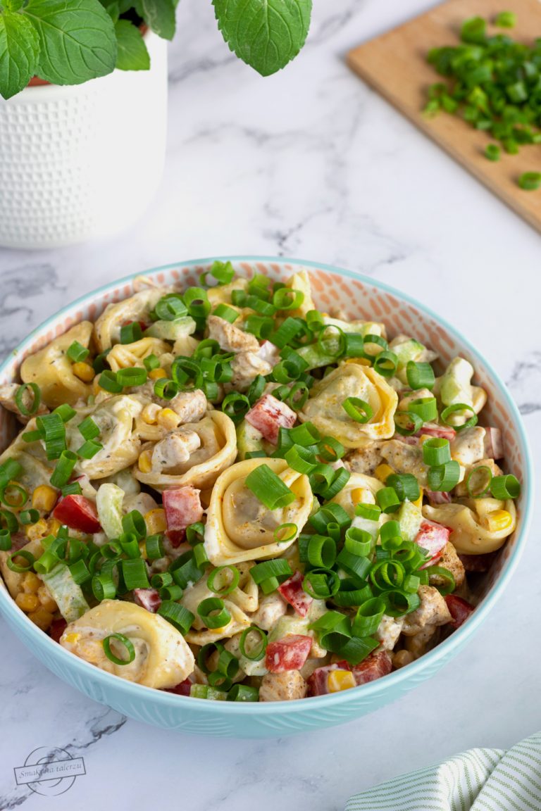 Sałatka z tortellini i kurczakiem Smaki na talerzu