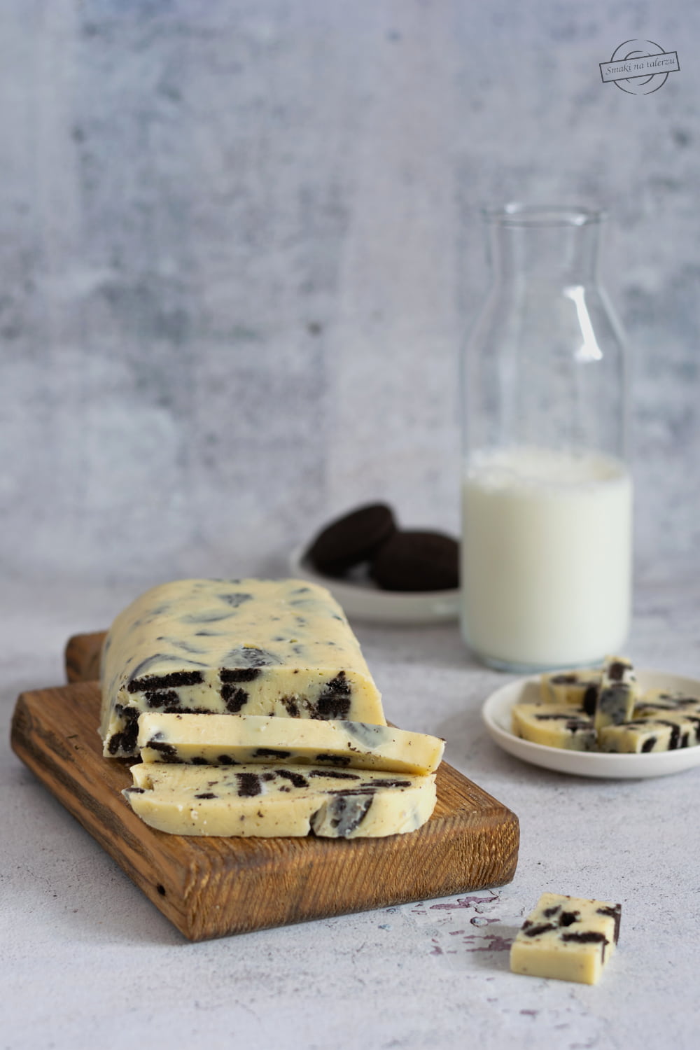 Biały blok czekoladowy z mlekiem skondensowanym i oreo