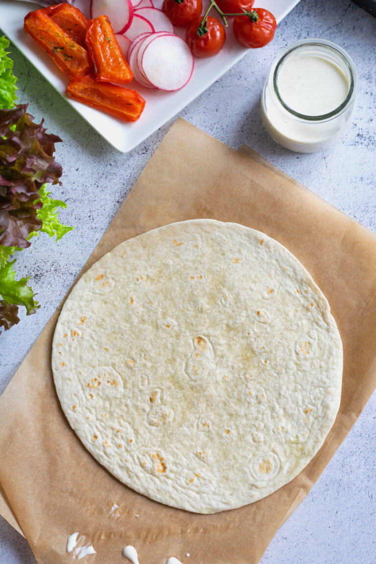 Tortille z kurczakiem, pieczoną papryką i czerwoną cebulką Smaki na