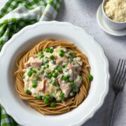 Spaghetti z zielonym groszkiem i wędzonym łososiem