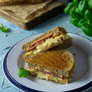 Tosty z pastrami oraz kiszoną kapustą - a'la Reuben Sandwich