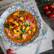 Kurczak curry z pomidorami i szpinakiem