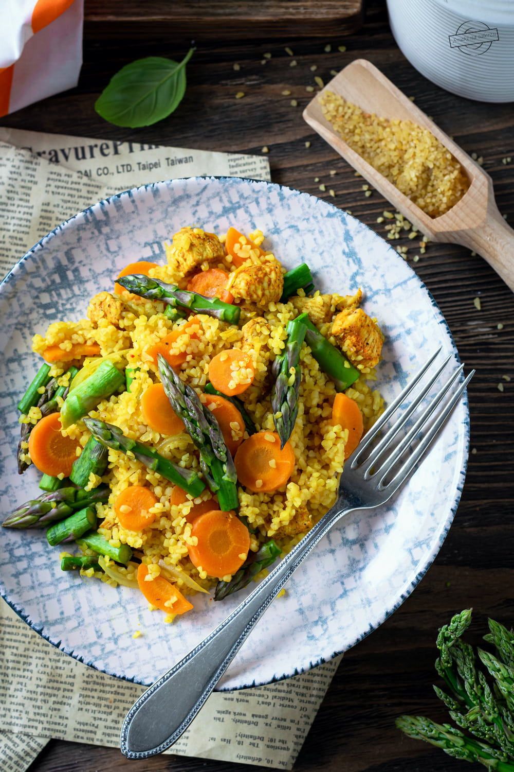 Kasza bulgur z kurczakiem, marchewką i szparagami