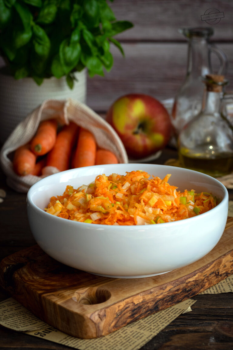 Surówka z marchewki z porem i jabłkiem Smaki na talerzu