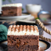 Kakaowe ciasto z kremem czekoladowym, rumowymi śliwkami i bitą śmietaną