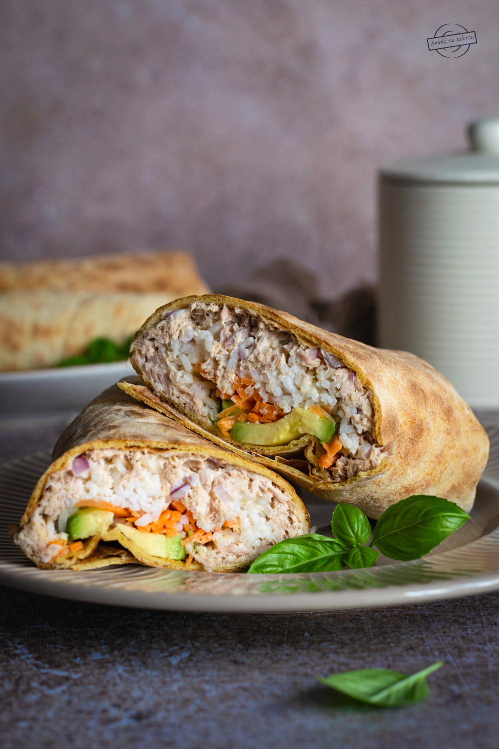 tortilla z ryżem, tuńczykiem, awokado i marchewką
