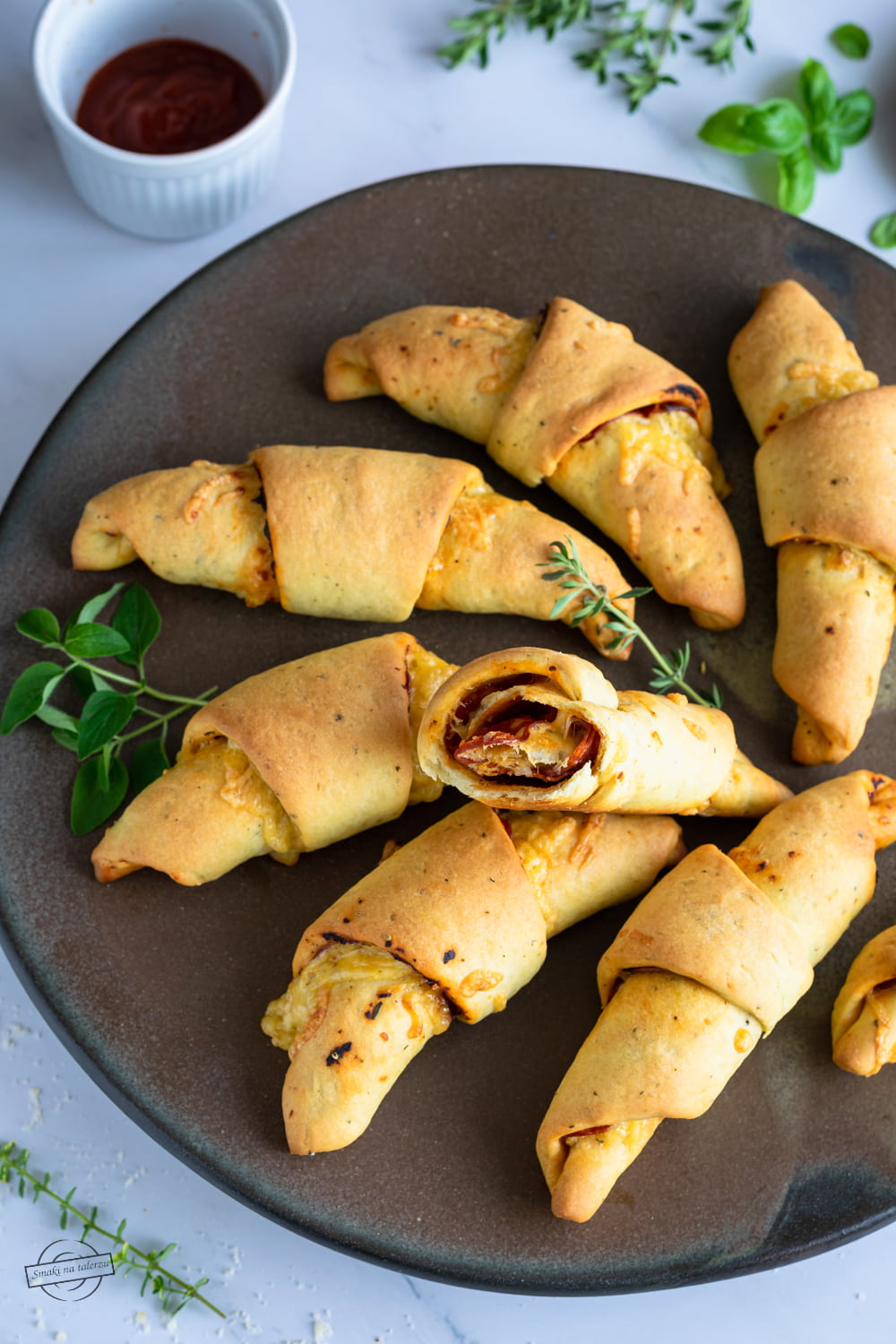 Drożdżowe rogaliki z serem cheddar i pepperoni.