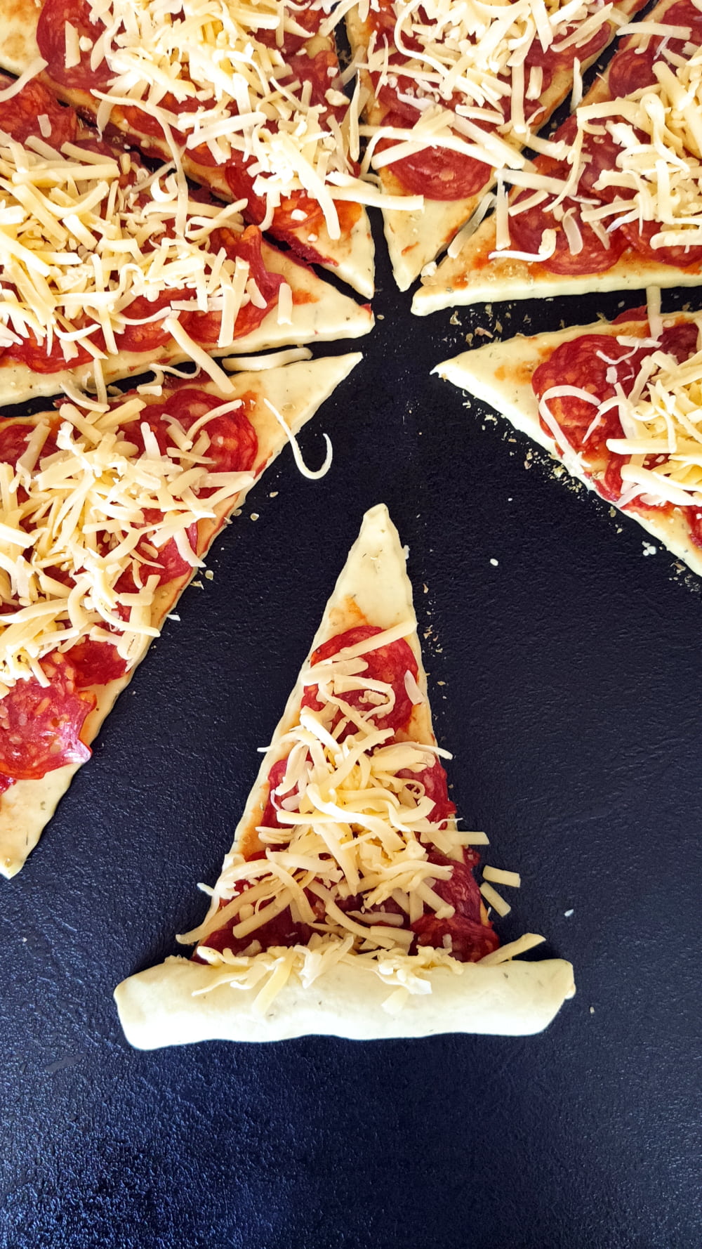 Zwijanie rogalików drożdżowych z serem i pepperoni.