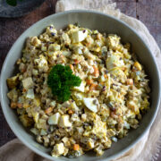 Sałatka z kurczakiem, marynowanymi pieczarkami i marchewką salatkazmarynowanymipieczarkamiimarchewka