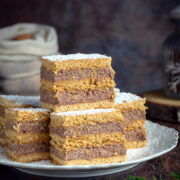 Miodownik z kakaową masą grysikową i orzechami miodownikzkakaowymkrememgrysikowymiorzechami2