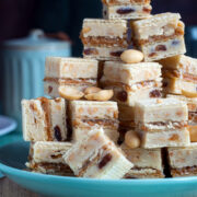 Wafle z orzeszkami i rodzynkami waflezmlekiemwproszkuorzeszkamiirodzynkami2