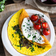 omlet z cebulą i natką