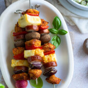 szaszlyki z kurczakiem kielbasa i halloumi