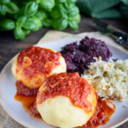 kluski ziemniaczane z szarpanym indykiem