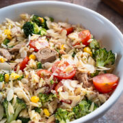 salatka makaronowa z tunczykiem i brokulem