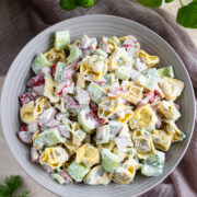 salatka z tortellini i warzywami