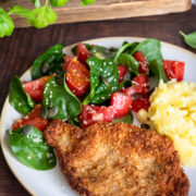 kotlet schabowy z salatką szpiankowo pomidorowa