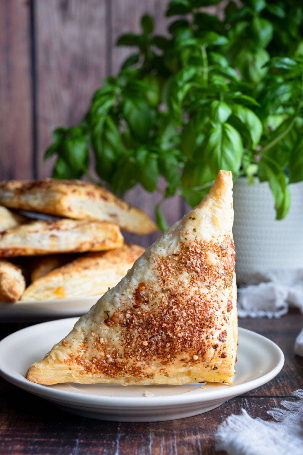 rożki z ciasta francuskiego a'la pizza hawajska