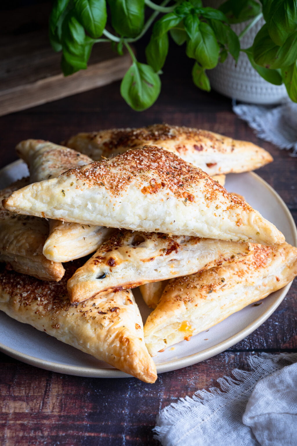 trójkąty z ciasta francuskiego z salami, serem i ananasem