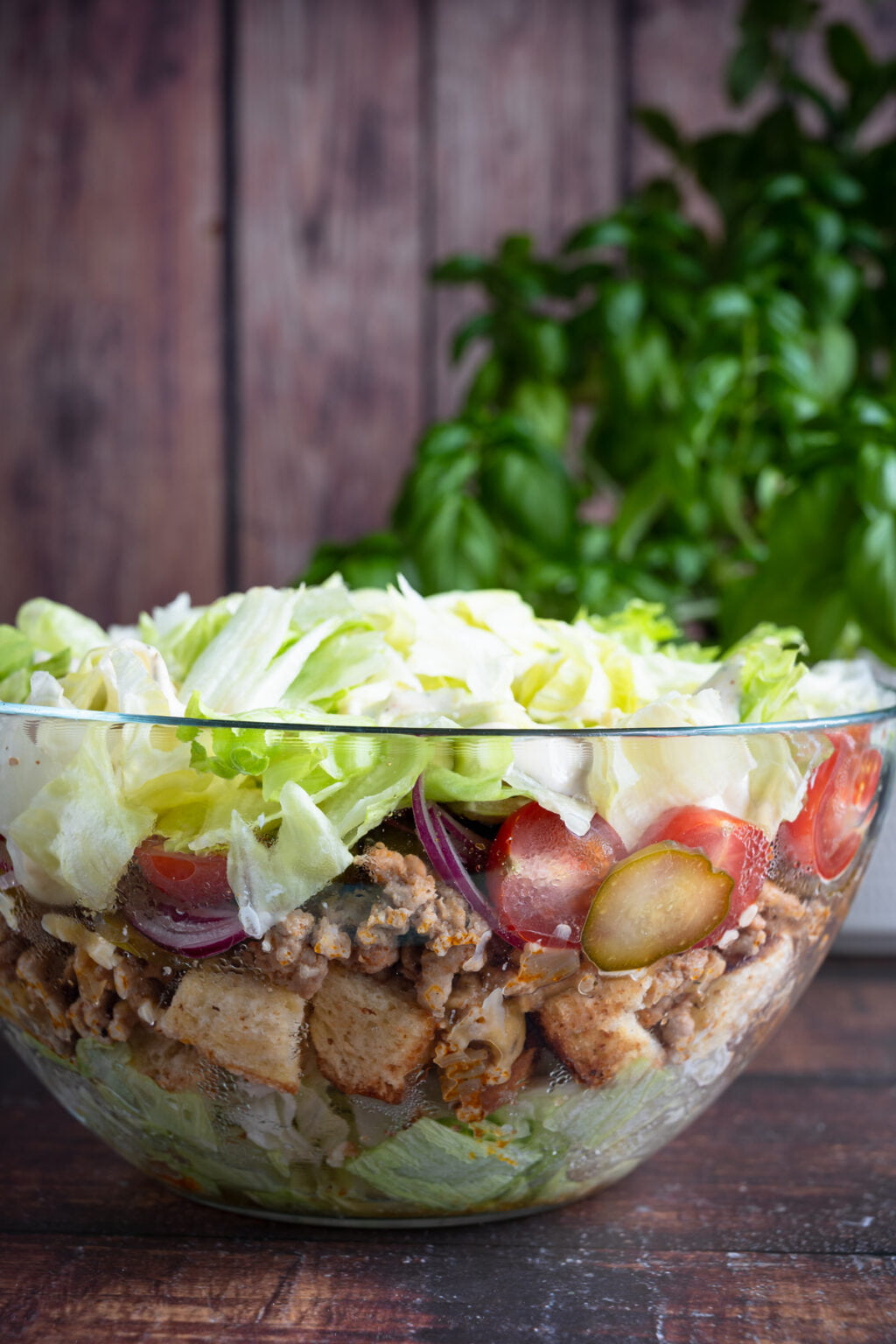 sałatka big mac - warstwowa sałatka z mięsem mielonym