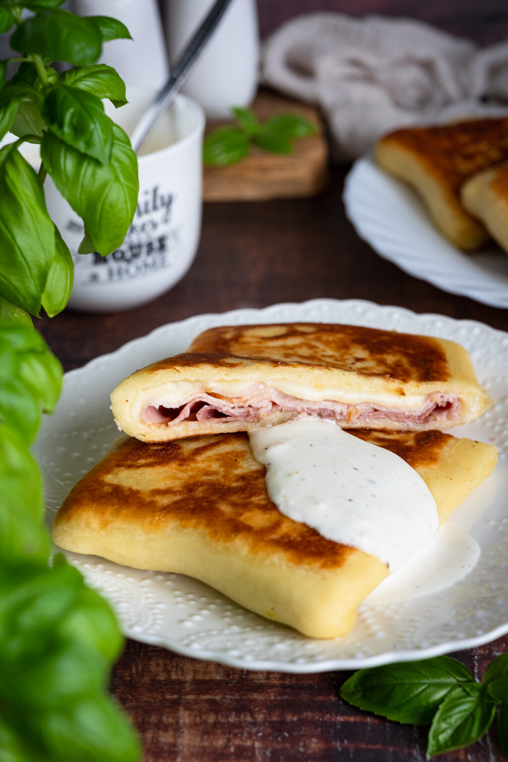 Ziemniaczane chlebki z patelni nadziewane szynką, salami i serem