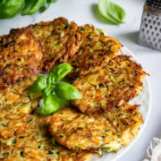 placki cukiniowe z bulgurem i halloumi