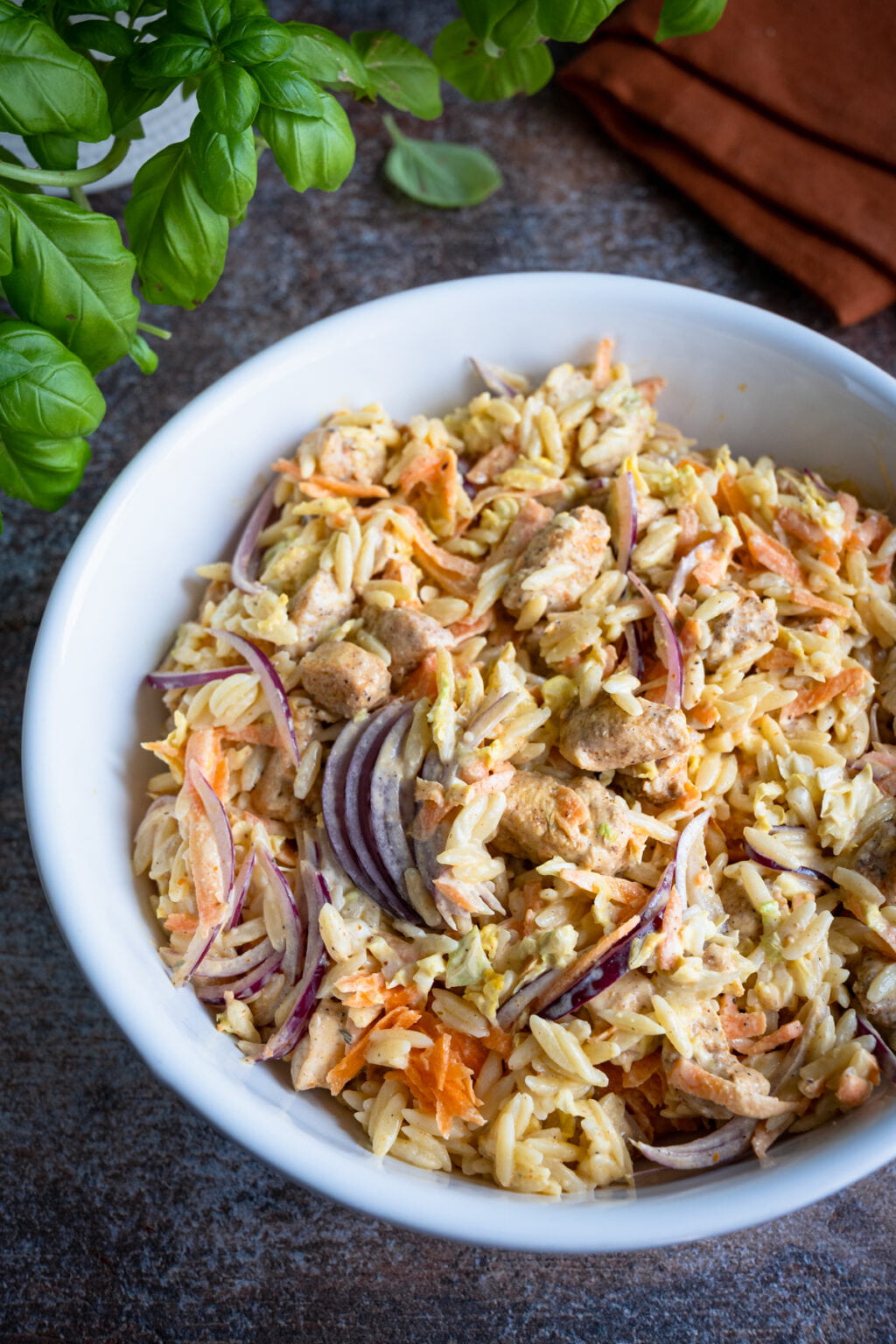 Sałatka z makaronem orzo, kurczakiem gyros, marchewką, marynowaną cebulą oraz kapustą pekińską