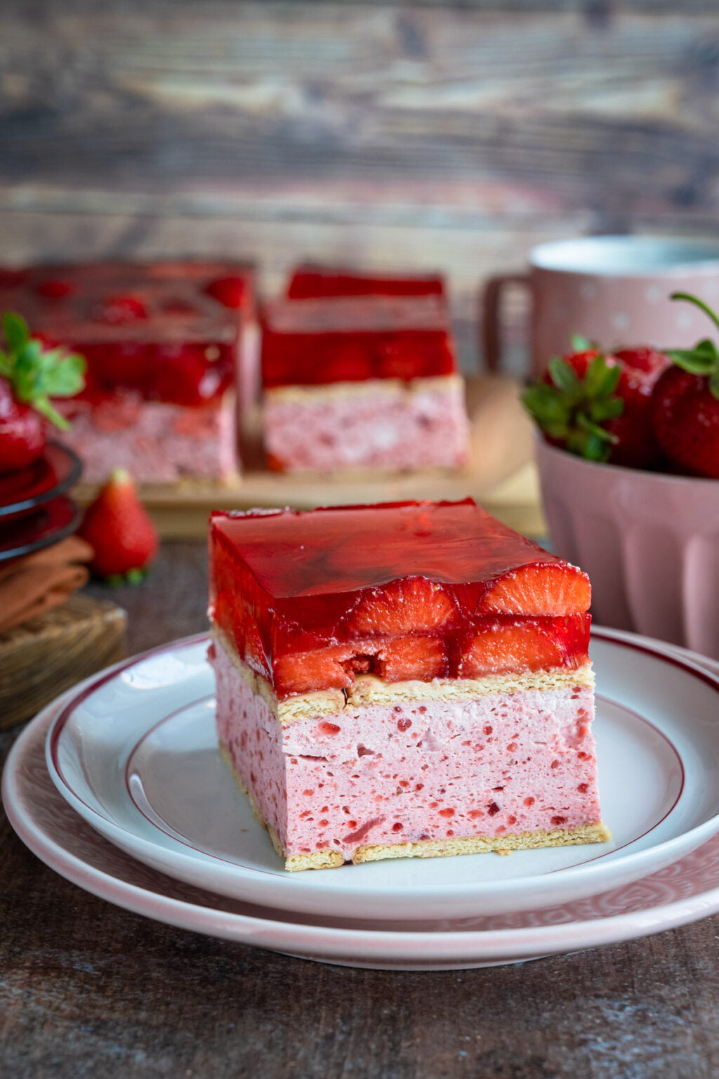 Ciasto bez pieczenia - śmietanowe z truskawkami i galaretką