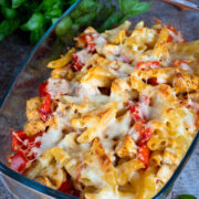 zapiekanka makaronowa z kurczakiem i papryką