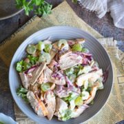 salatka z pieczonym kurczakiem selerem naciowym i winogronami