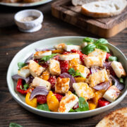 sałatka z pieczoną papryką i halloumi