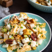 salatka makaronowa z gruszką, kurczakiem i serem pleśniowym
