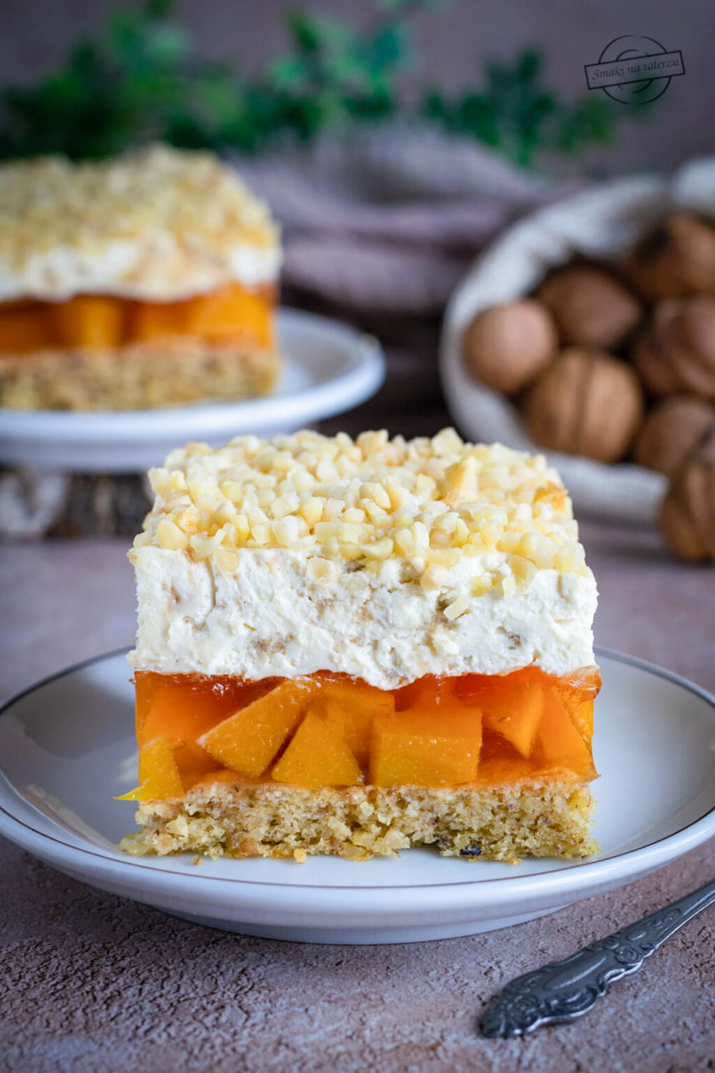 orzechowe z masą budyniową i brzoskwiniami