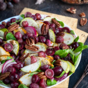 salatka z kurczakiem i pieczonymi winogronami