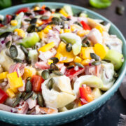 salatka z tortellini i wędzonym kurczakiem