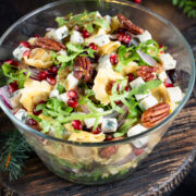 swiateczna sałatka z tortellini, jabłkiem i camembertem