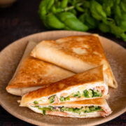 Trójkątne kieszonki z tortilli z łososiem tortilla z łososiem