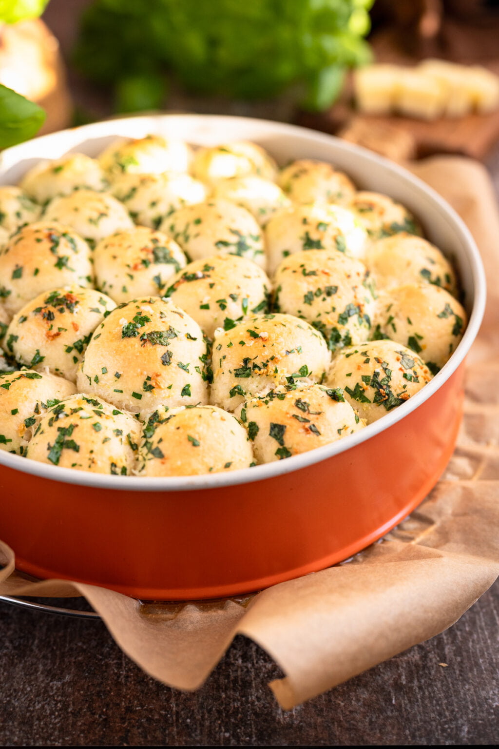 drożdżowe kulki z serem mozzarella w środku