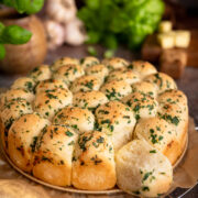 kulki z ciasta drozdzowego z serem