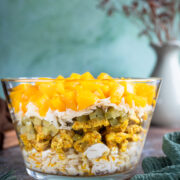 salatka warstwowa z orzo, kurczakiem i brzoskwiniami