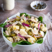 salatka ziemniaczana z wędzonym pstrągiem