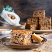 ciasto cynamonowe z jabłkami i krówkami